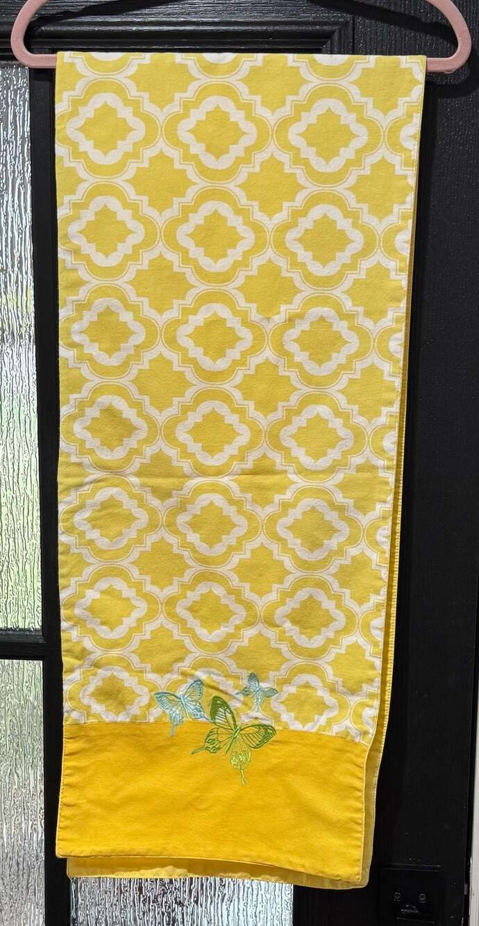 Lenox Yellow & White Quattrefoil Pattern Table Runner w/ Embroidered Butterflies